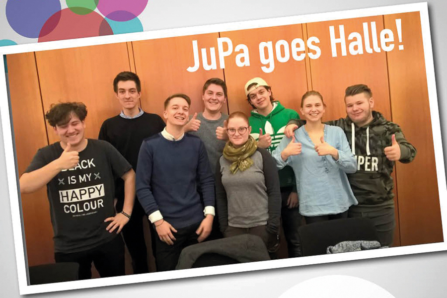 Fotografie des Leipziger Jugendparlaments mit der Aufschrift "JuPa goes Halle!"