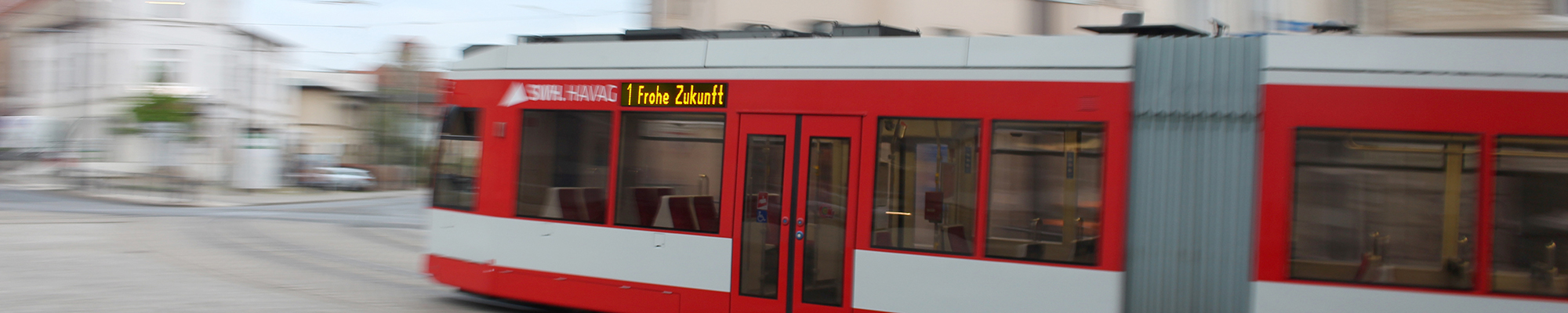 Straßenbahn Nummer 1 Richtung Frohe Zukunft in voller Fahrt.