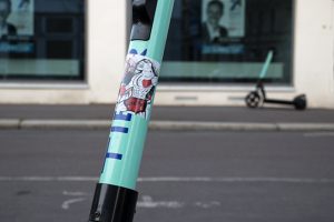 Mehr über den Artikel erfahren E-Scooter-Anbieter stärker in die Pflicht nehmen