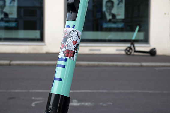 Mehr über den Artikel erfahren E-Scooter-Anbieter stärker in die Pflicht nehmen