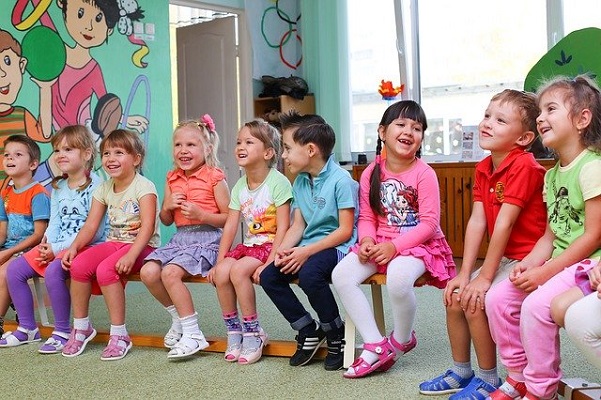 Kinder im Kindergarten auf einer Bank