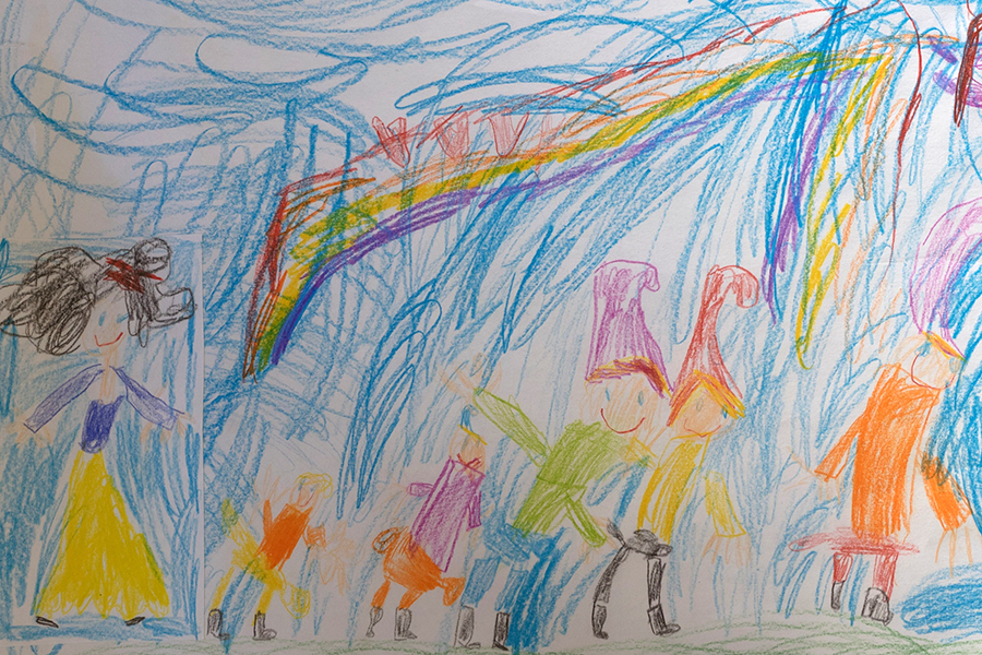 Zeichnung eines Kindes, zu sehen sind sechs Persone in farbiger Kleidung, drei davon mit Zipfelmützen vor einem blauen Hintergrund