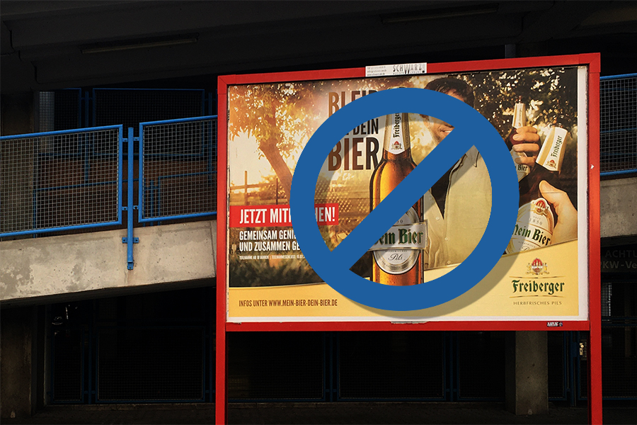 Werbeplakat für die Biermarke Freiberger, welches mit einem künstlich eingefügten Verbotsschild versehen wurde.