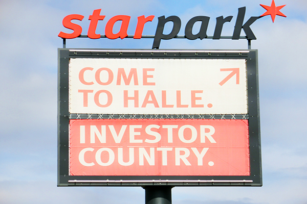 Anzeigetafel des Starparks Halle (Saale) mit der Aufschrift "Come to Halle. Investor Country."