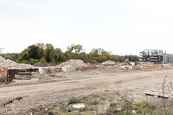 Bauschutt wird auf dem Gelände des Bauvorhabens "Saalegarten" im Böllberger Weg 185 angehäuft und abtransportiert