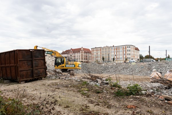 Baustelle im Böllberger Weg 185 mit Bagger und Container im Vordergrund