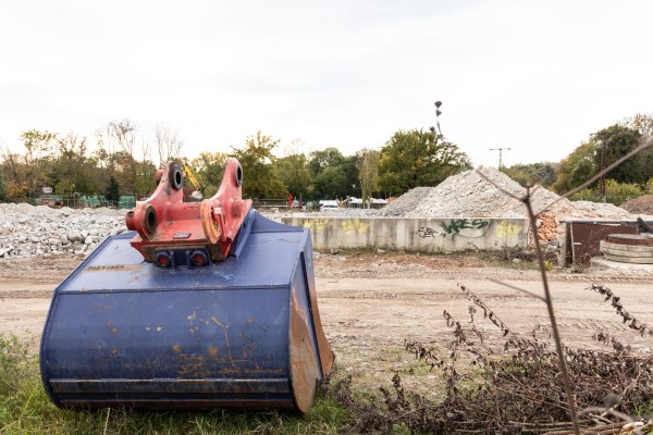 Baustelle im Böllberger Weg 185 mit loser Baggerschaufel im Vordergrund