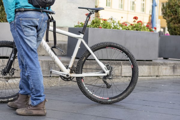 Eine Person steht mit ihrem Rad auf dem Marktplatz