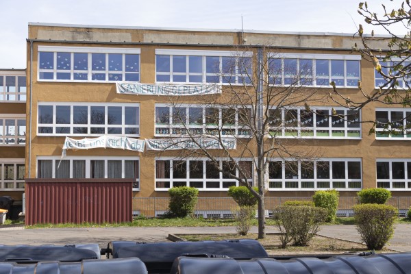 Außenansicht der Grundschule Otfried Preußler mit Hinterhof