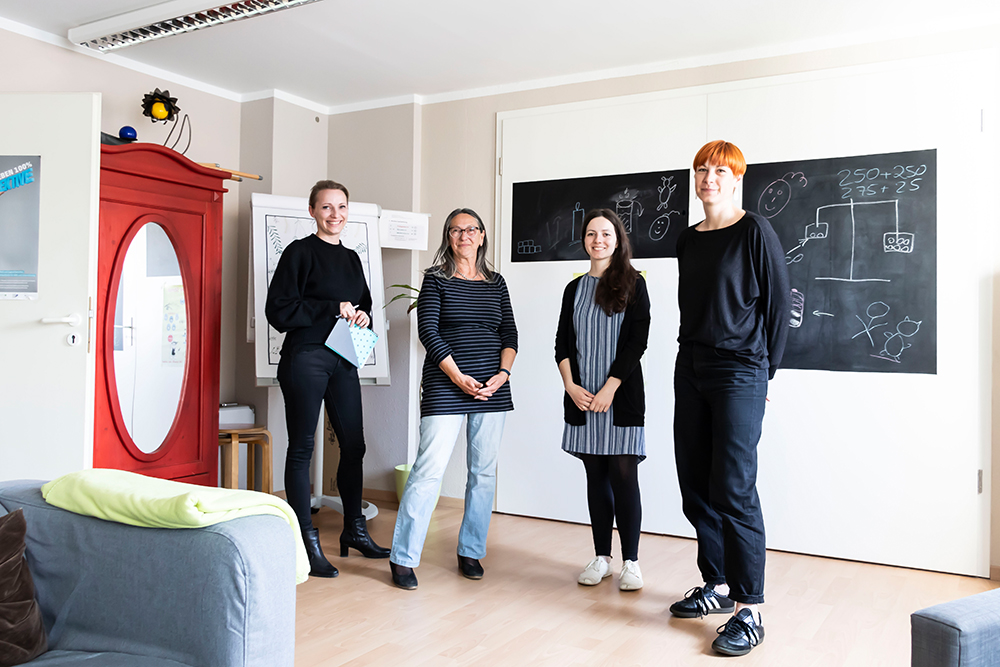 Gruppenfoto der Beraterinnen der Beratungsstelle Wildwasser Halle e.V. und Stadträtin Frau Dr. Schöps