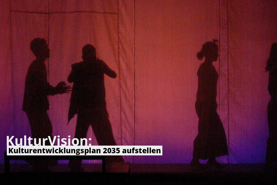 Schatten von Schauspielern hinter einem weinroten, leicht transparenten Vorhang. In der linken unteren Bildecke in schwarz und weiß der Schriftzug "KulturVision: Kulturentwicklungsplan 2035 aufstellen"