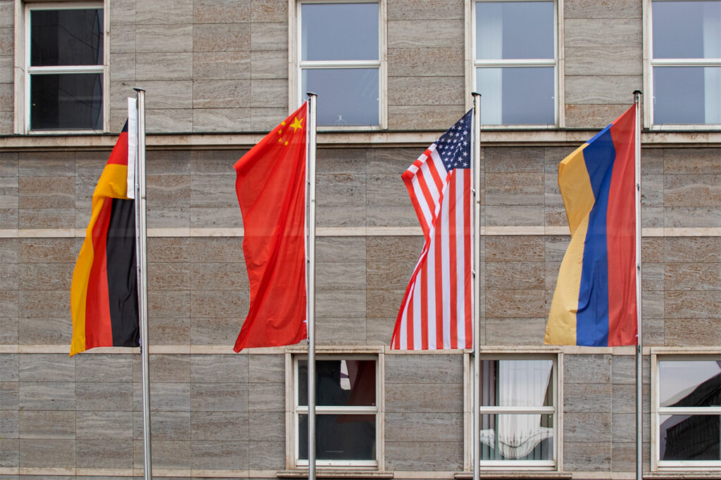 Die Fahnen von Deutschland, China, den Vereinigten Staaten von Amerika und Armenien wehn vor dem Ratshof.